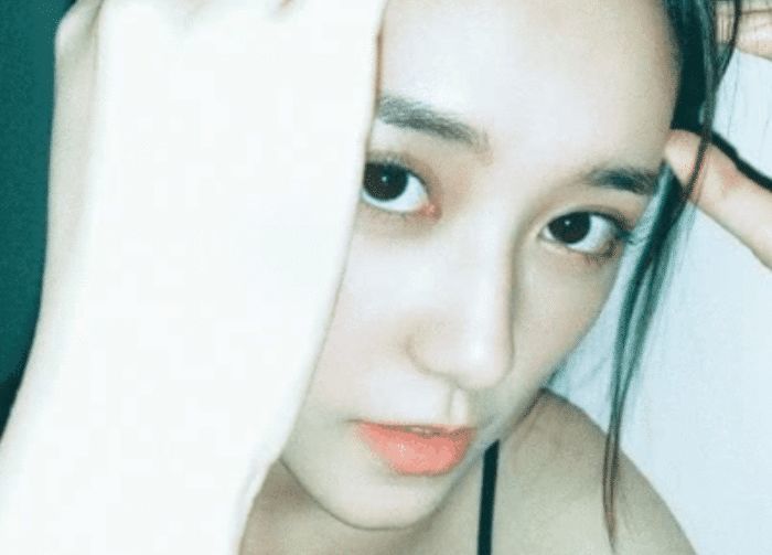 19岁蒋依依“发育过猛”?大胆穿性感吊带自拍,这身材不只是少女