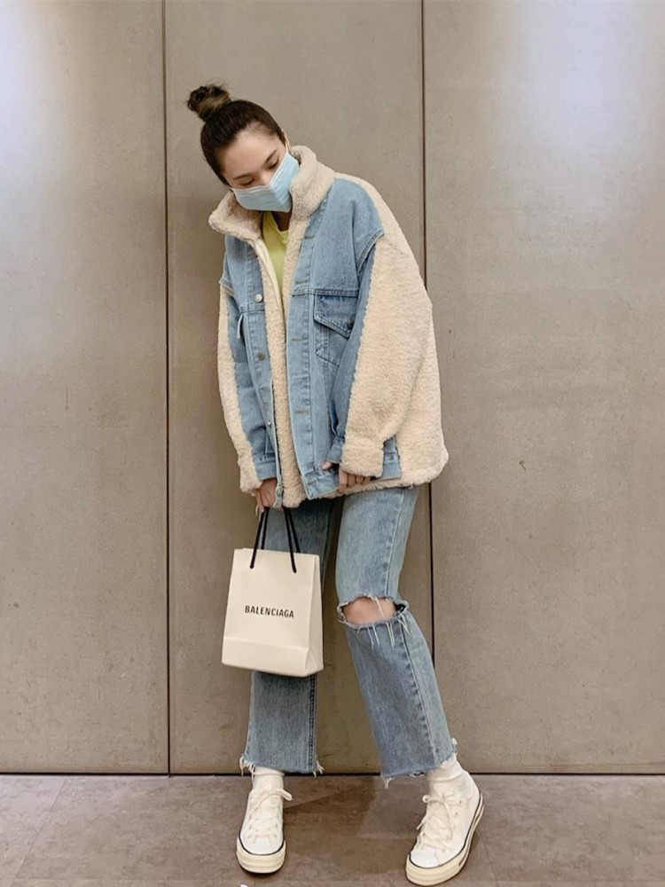 杨丞琳穿拼接牛仔外套配丸子头，35岁依旧是冻龄少女