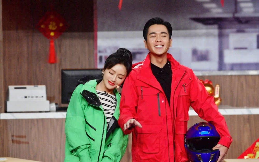 40岁秦岚一身荧光绿冲锋衣搭皮裤上春晚,甜美帅气又时髦