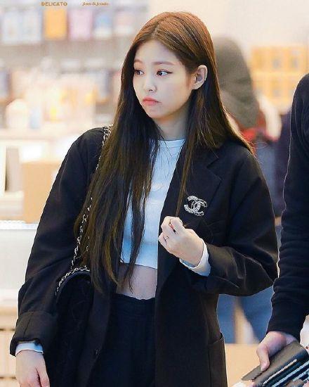 JENNIE演唱会造型全黑LOOK甜酷满分,超长双马尾太吸睛!