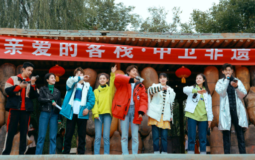 18岁蒋依依碰上22岁张雪迎，同穿牛仔裤，看清腿围网友开眼了