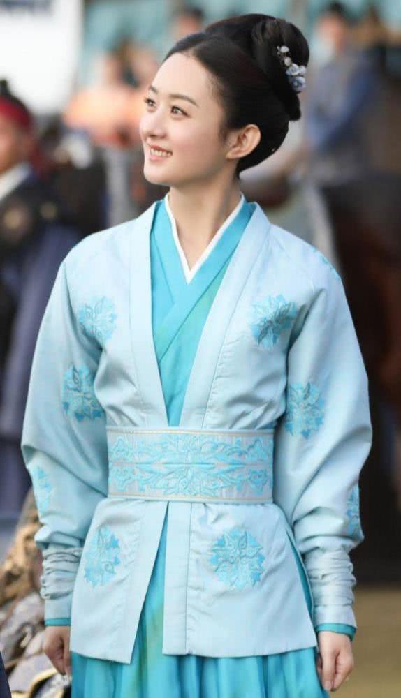 清纯时尚达人赵丽颖，别有一具风格的穿搭方法，这就叫气质非凡