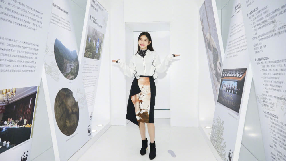 林允大红色休闲套装配老鼠平底鞋,可爱又精致