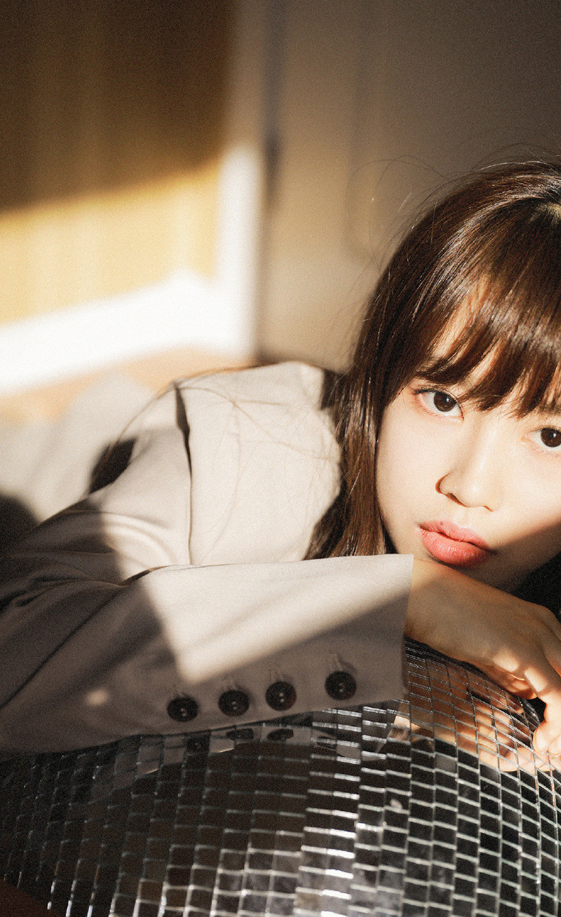 吊带美女成熟性感撩人光影诱惑写真图片