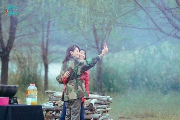 刘涛把硬汉迷彩穿出时尚感,军旅风LOOK又美又飒