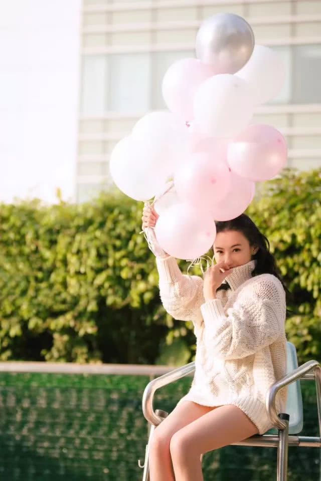 张柏芝复出营业，身穿白色毛衣重返颜值巅峰