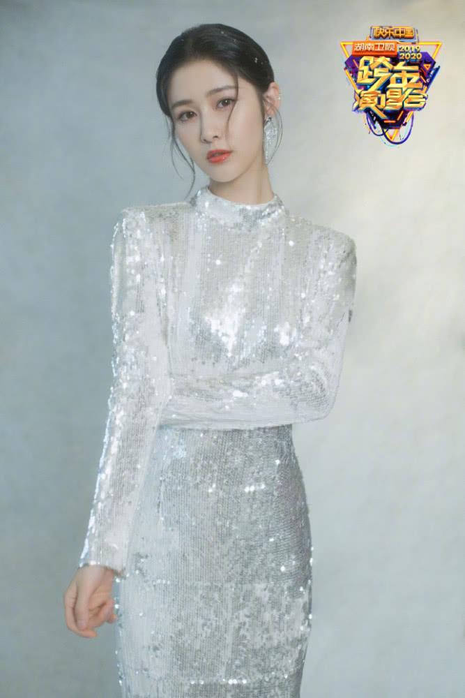 湖南卫视跨年演唱会:女主持妆容发型美到哭,谢娜成顶流爆热搜!
