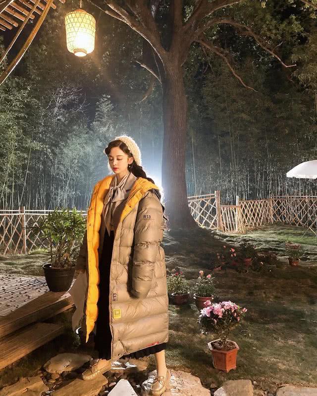 娜扎跨年不登台也得抢镜，穿鹅黄背心配牛仔裤自拍，前门大玩错位