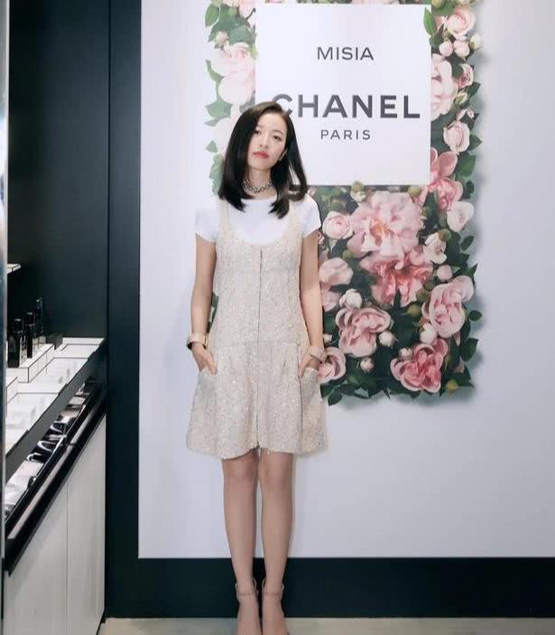 不输倪妮,有着“吃香脸”的周雨彤,终于把造型教科书更新了