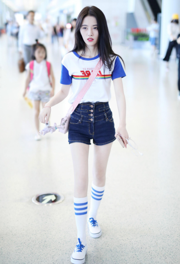 别再追捧AJ了,鞠婧祎带火了“蓝带万斯”,配长筒袜贼显高