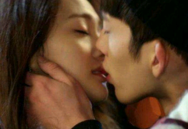 演员在拍吻戏时,为何只拍上半身呢?当镜头下移,网友笑出猪叫声