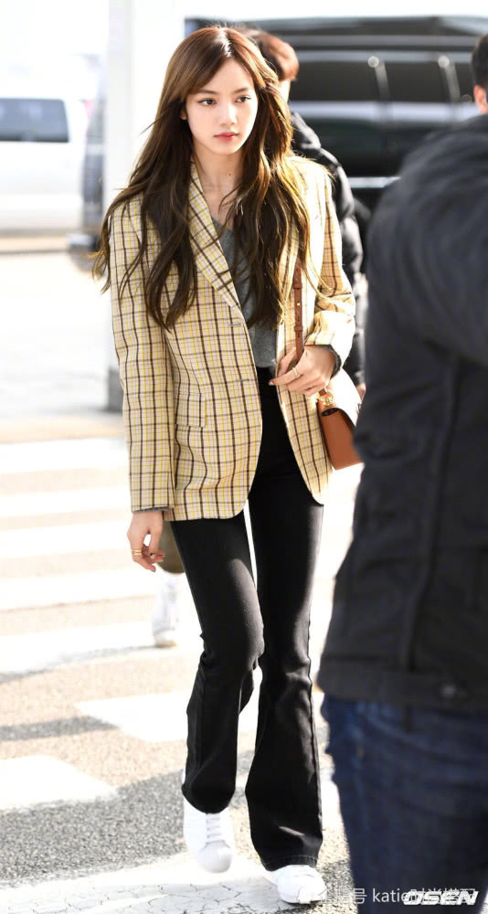 LISA换刘海啦，斜刘海也美哭众人，不愧是甜豆莎！