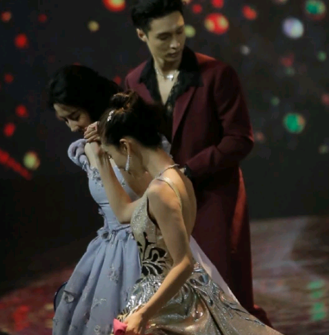 杨颖扶刘亦菲下台,肤色差成亮点,一个白到发光,一个更加自然