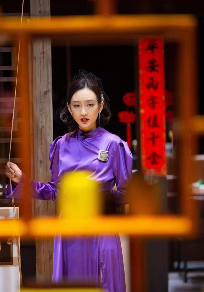 王鸥穿紫色长裙录综艺,网纱遮眼红唇吸睛,一颦一笑尽显风情!