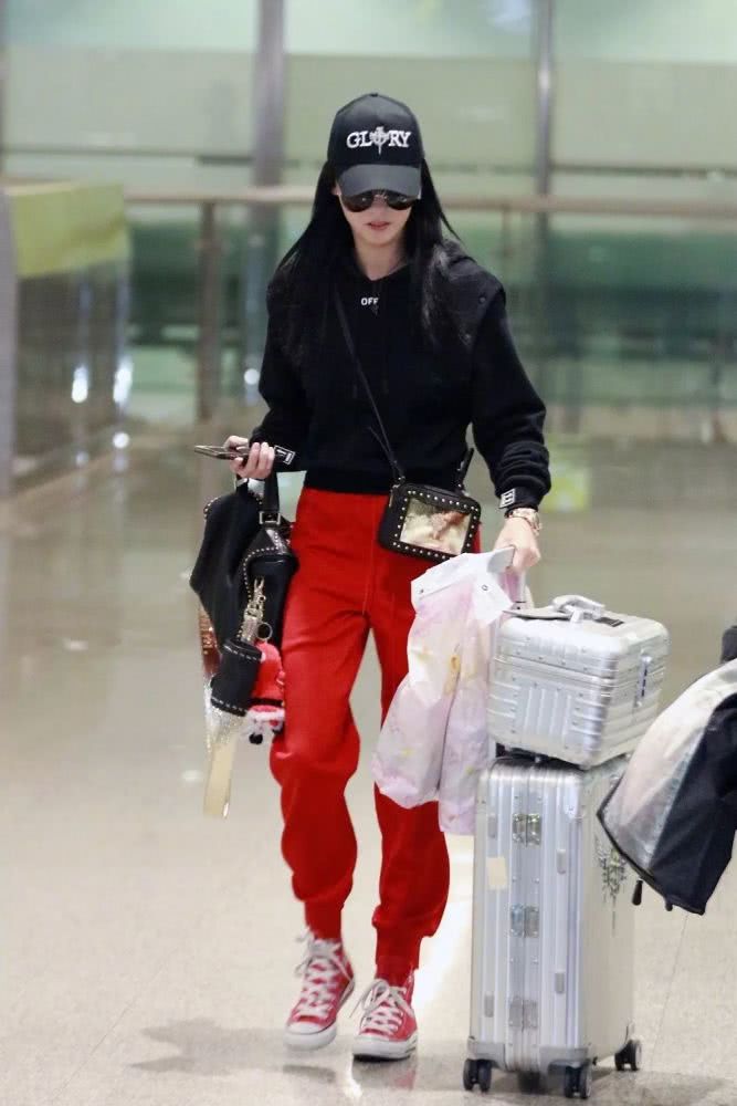 张柏芝复出营业，身穿白色毛衣重返颜值巅峰