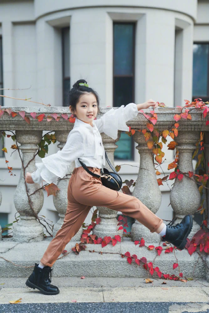 阿拉蕾长大了!穿“民族裙”跳舞有模有样,年纪小却是公认时尚咖