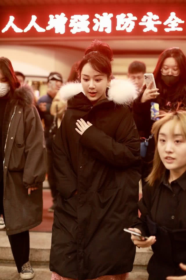 杨紫换了款发型，扎起高高的马尾显可爱，2020新年就该做这样的发型！