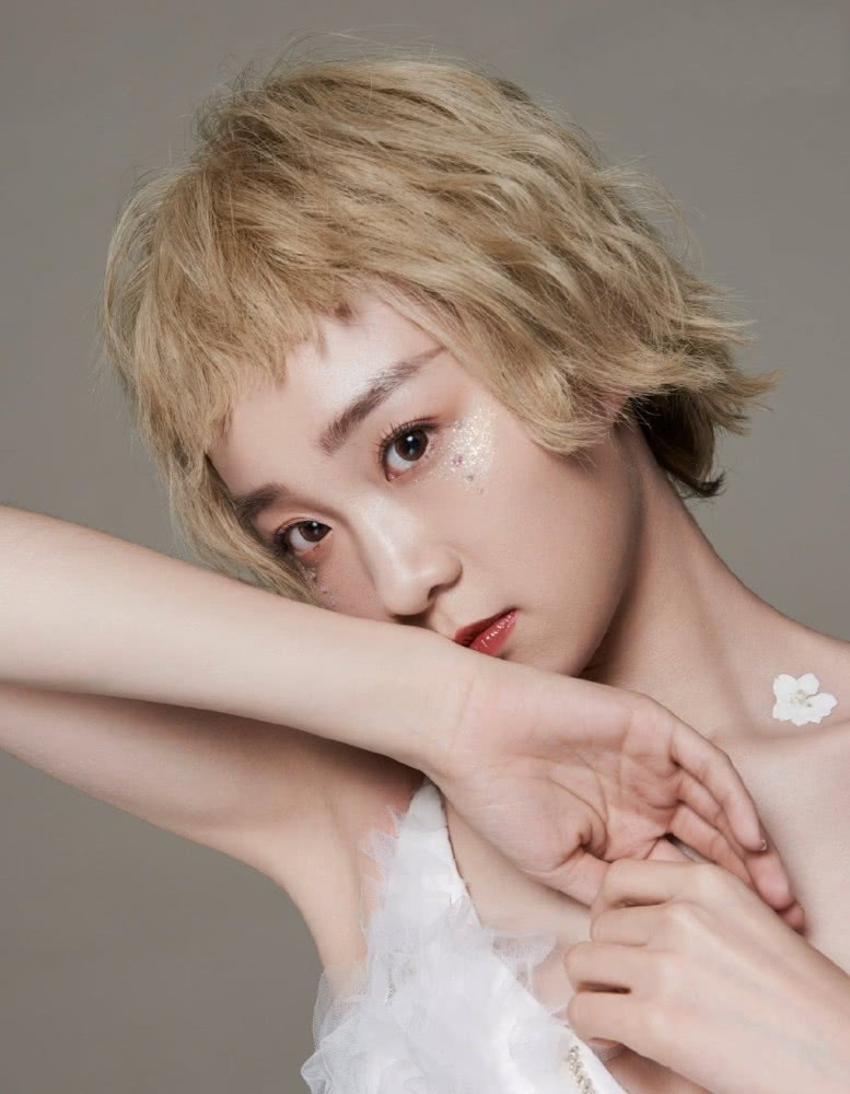 李子璇最新搭配穿V领吊带,配亚麻色短发超时髦