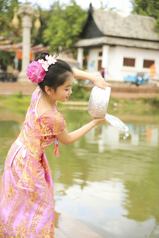 阿拉蕾长大了!穿“民族裙”跳舞有模有样,年纪小却是公认时尚咖