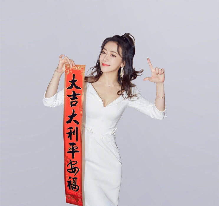 陈紫函穿白色礼裙腰围比例太惊人,再现完美S身材