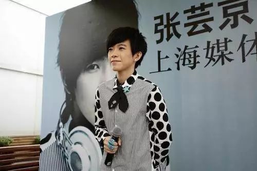 她靠《仙剑3》一曲成名，4年百万存款全花光，今沦为街头艺人