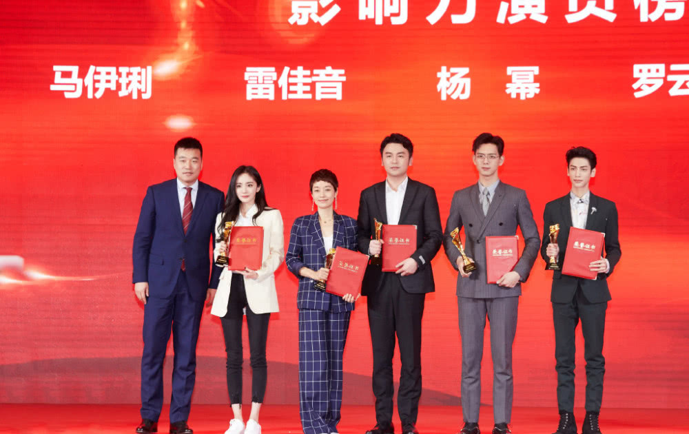 杨幂秀“漫画腿”,穿7分牛仔裤配小白鞋同框马伊琍不输气场