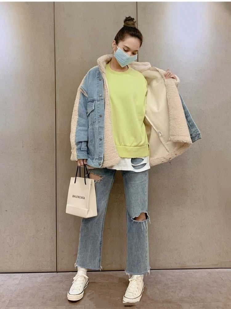 杨丞琳穿拼接牛仔外套配丸子头，35岁依旧是冻龄少女