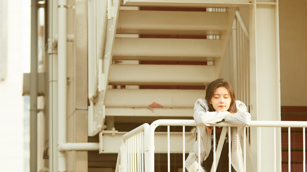 赵今麦时尚潇洒气质写真图片