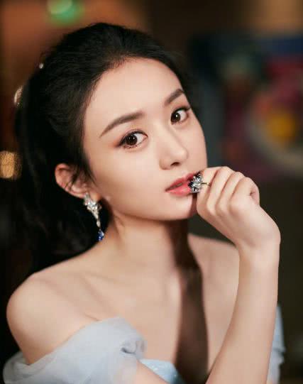 清纯时尚达人赵丽颖，别有一具风格的穿搭方法，这就叫气质非凡