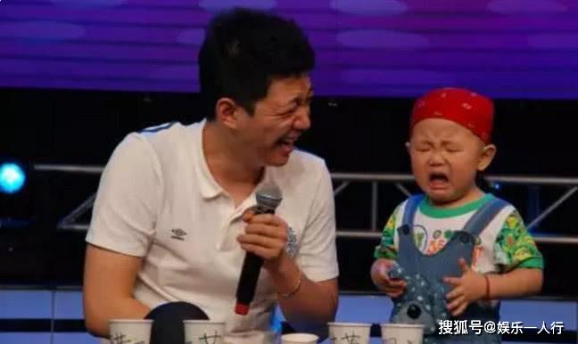 3岁登上春晚一夜成名，年收入赚百万，如今不愿上学父母悔不当初