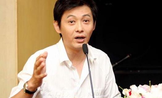 他曾是央视名嘴，和董卿恋爱6年无果，今56岁老来得子