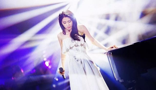 她和偶像近距离接触励志出道,演唱风格别具一格的张碧晨好评无数