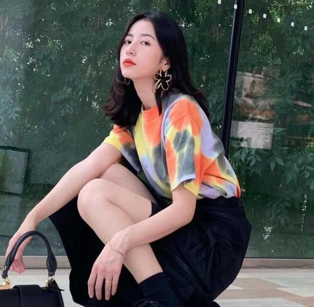 不输倪妮,有着“吃香脸”的周雨彤,终于把造型教科书更新了