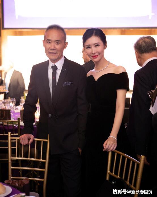 王石小30岁娇妻素颜近照曝光,不化妆时田朴珺原来长这样!