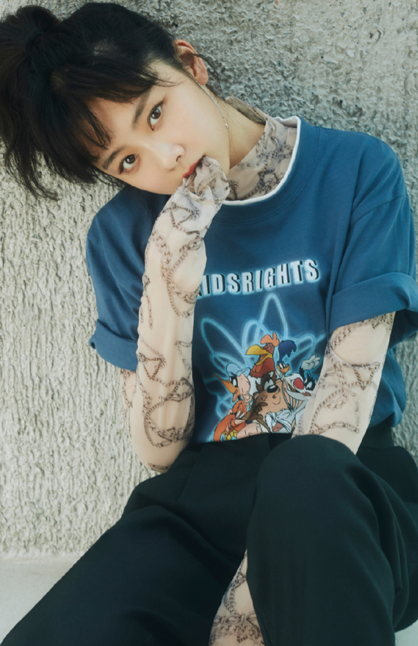 谭松韵扎起长发秒变“瓜子脸”，像换了个人似的