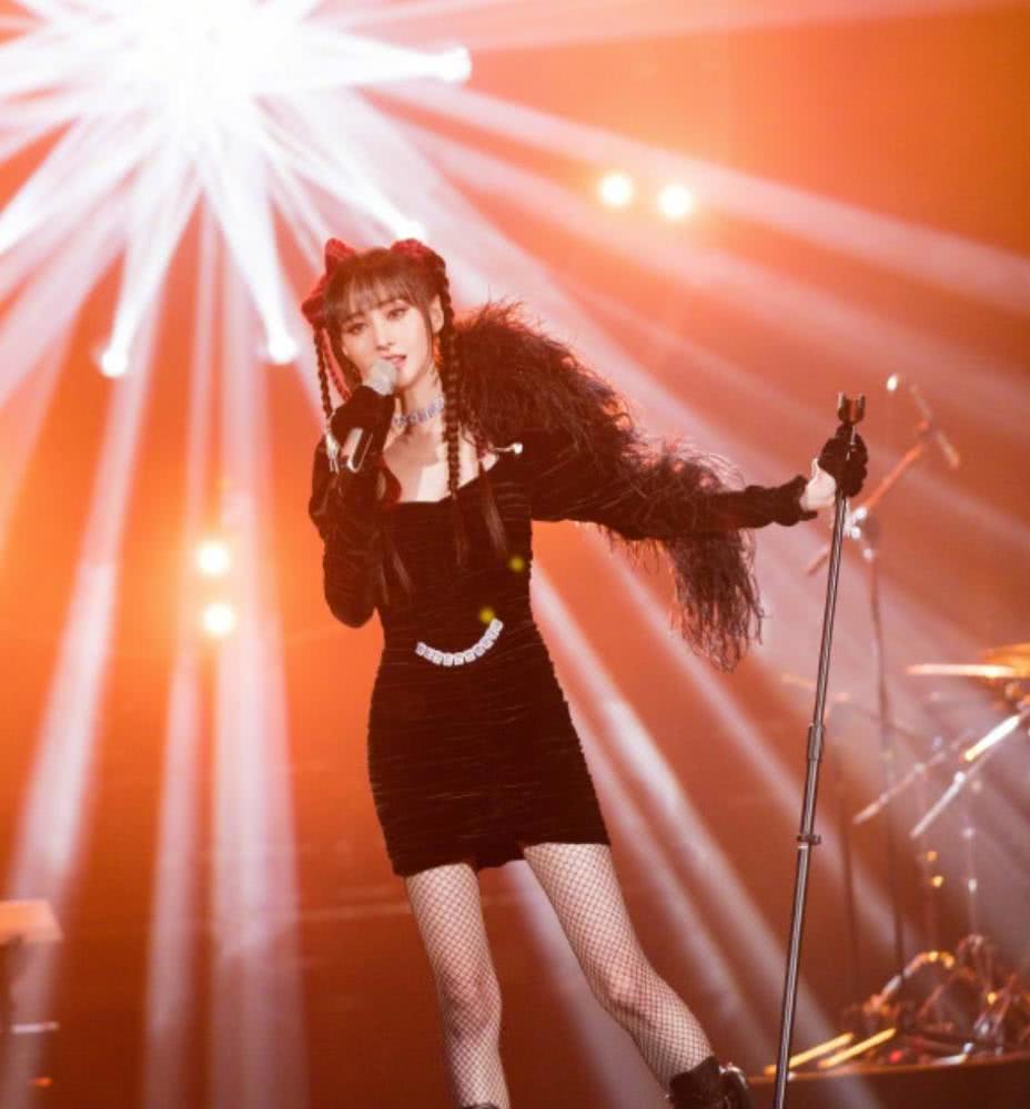 郑爽解锁新造型，小仙女摇身一变暗黑少女，百变风格美出新高度