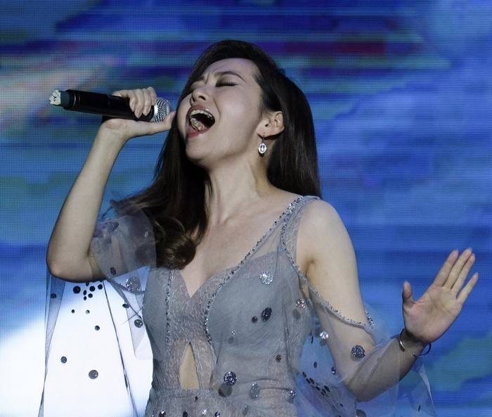 张靓颖被曝或将官宣新恋情，新男友是前夫伴郎，三人关系错综复杂