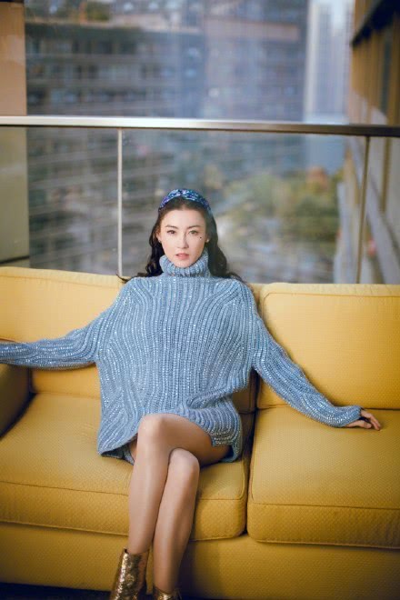 羡慕大长腿！张柏芝穿蓝色OVERSIZE针织毛衣，大玩“下装失踪”