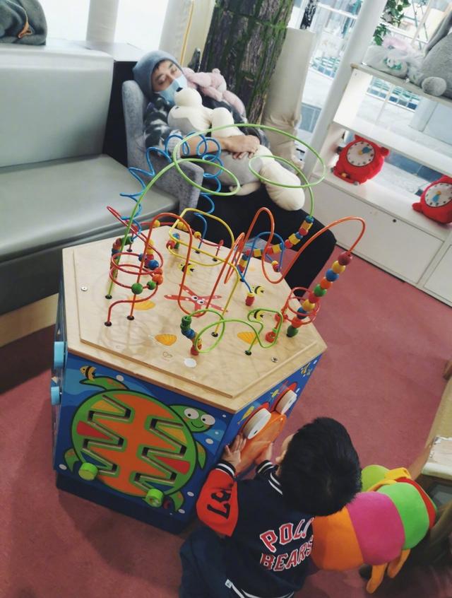 李佳航陪一岁半儿子去早教中心却睡着了,儿子叫爸爸起床操碎了心