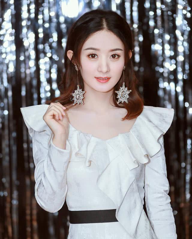 清纯时尚达人赵丽颖，别有一具风格的穿搭方法，这就叫气质非凡