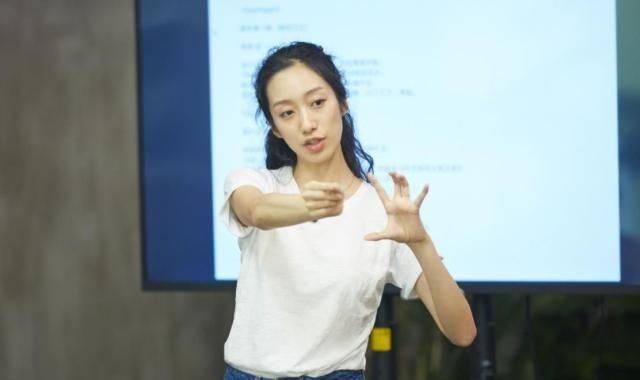 曾与徐静蕾同居5年,和周迅绯闻不断,最后却娶了个女导演