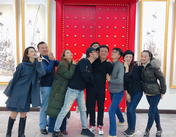 朱军妻子罕见晒全家福，17岁儿子高大帅气，朱军显老谭梅端庄大气