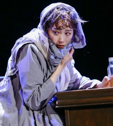 关晓彤穿破衣服扮灰姑娘，当她脱掉外衣，才知啥叫“落魄公主”