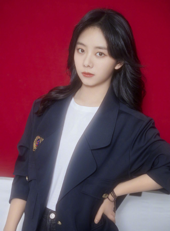 西装搭配超短裤的谭松韵走向了颜值巅峰，看上去又飒又美