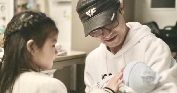 40岁章子怡更博晒图,官宣元旦平安生子喜讯,产房抱宝宝亮相