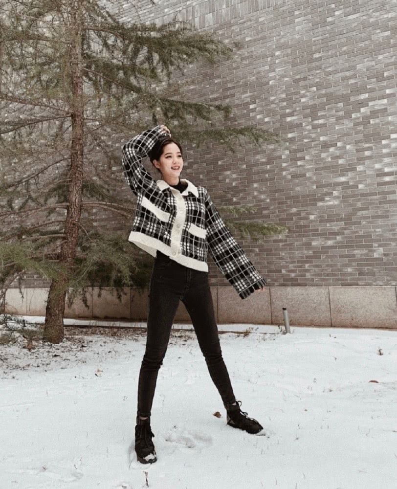 欧阳娜娜私服照穿黑白色格纹短外套配牛仔裤,双腿纤细笔直
