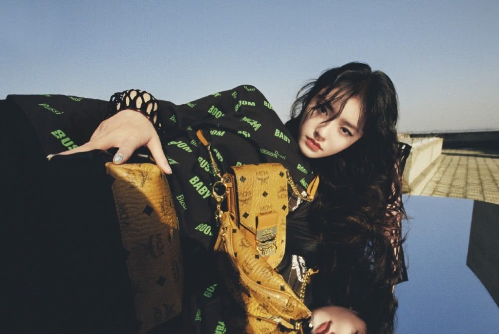 林允大红色休闲套装配老鼠平底鞋,可爱又精致