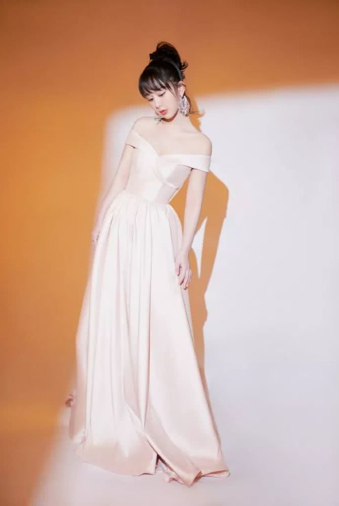 杨紫穿粉色小礼服,换发型瘦下来尖下巴都快成蛇精脸了