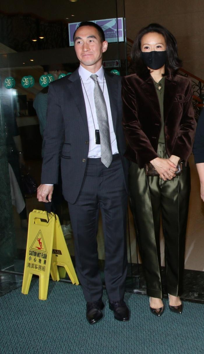 传98岁赌王病重,医院外大量记者云集,何超仪晚上现身被阵势吓到