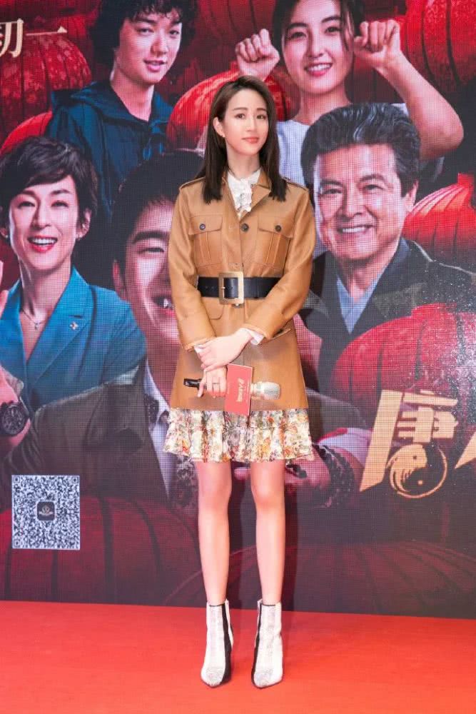 有种蹲姿叫张钧甯的“高跟蹲”,拍照摆这个姿势,也太性感了吧